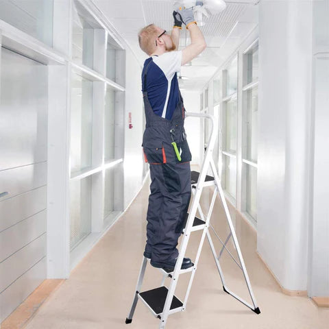 How to choose the right folding step ladder to make work safe ?